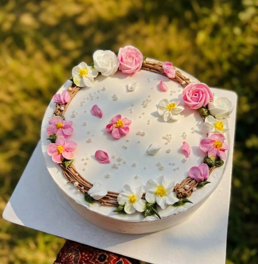প্রিমিয়াম ভ্যানিলা ফ্লোরাল রিথ কেক